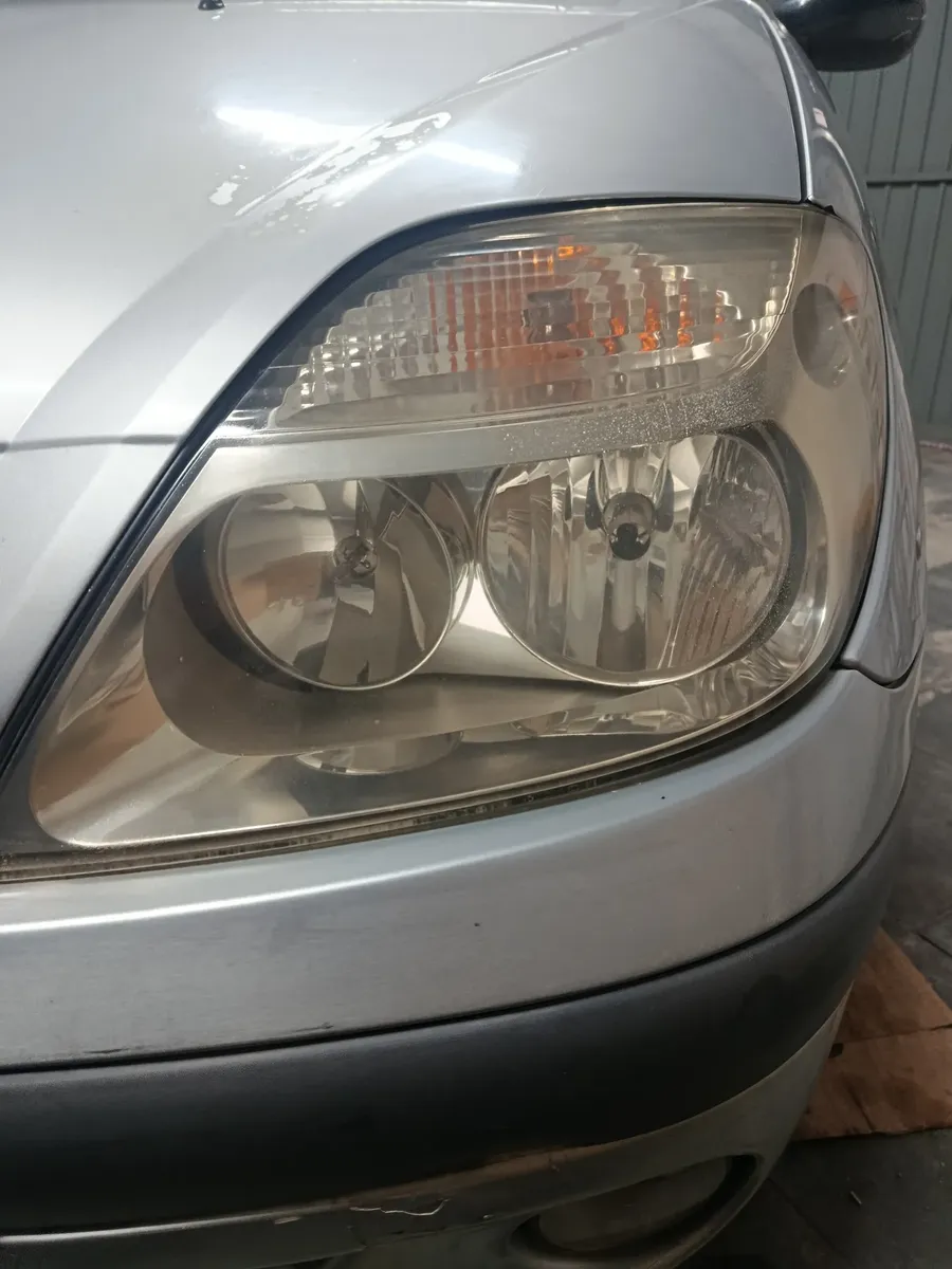 Farol de carro prata renovado após aplicação
