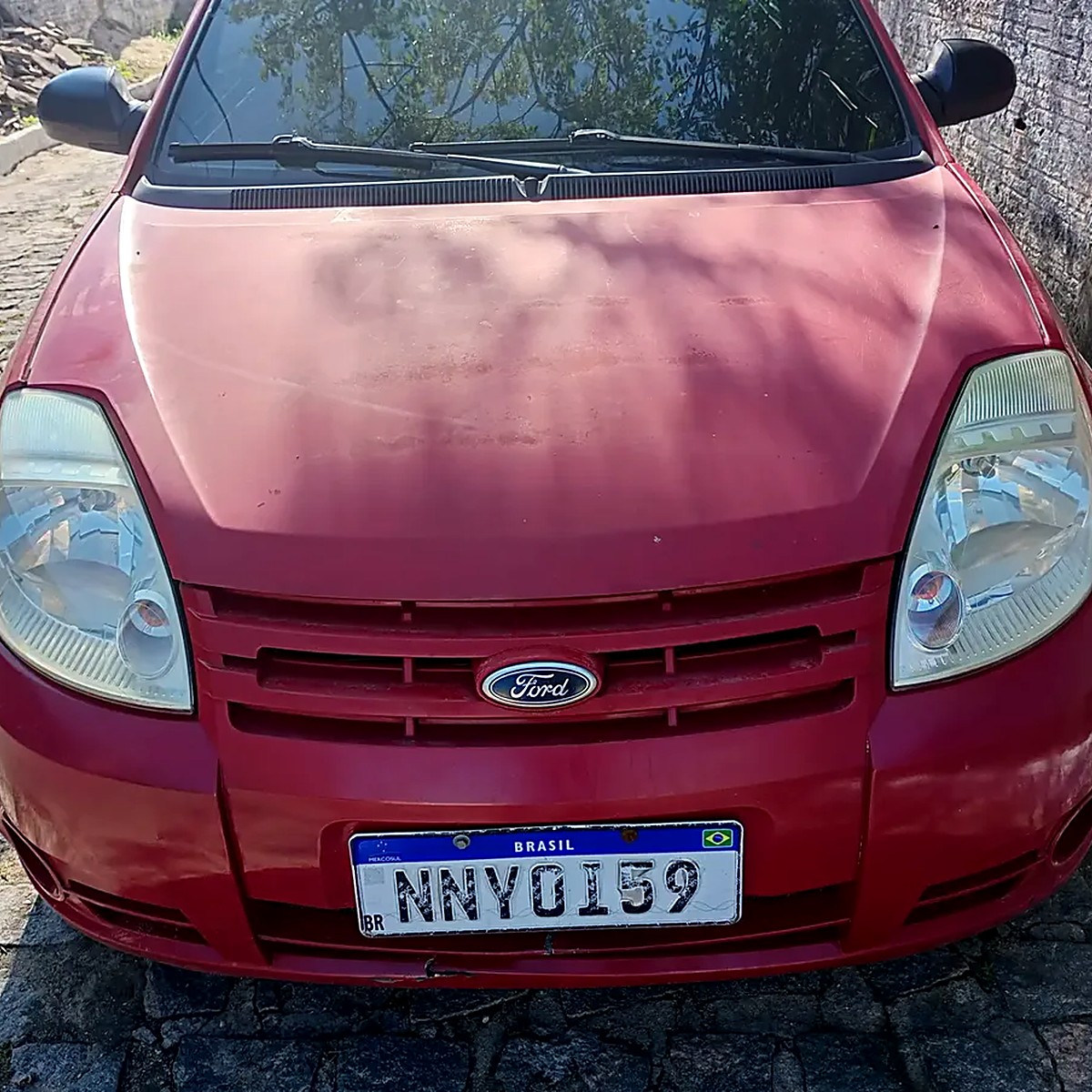 Faróis dianteiros renovados em carro vermelho